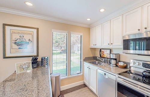 Napa Condo | Resort condo with heated pool, tennis, hot tub, gym, washer/dryer, private patio