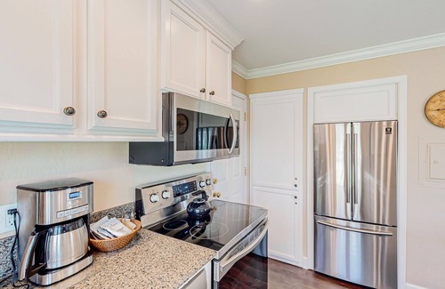 Napa Condo | Resort condo with heated pool, tennis, hot tub, gym, washer/dryer, private patio