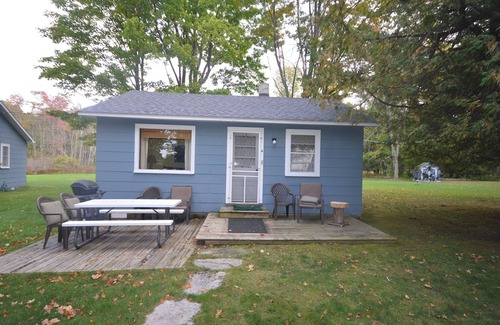 Maple City House | Resort cottage on Big Glen Lake! Kayaks & fire pit!