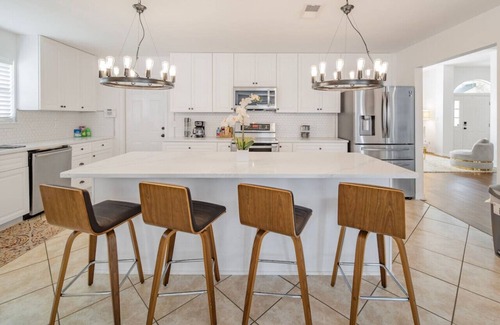 Ono Island House | Resort-like Getaway! 4BR/3BA - 10 Mins from Beach!