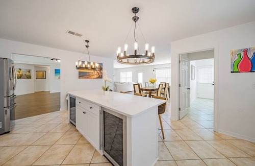 Ono Island House | Resort-like Getaway! 4BR/3BA - 10 Mins from Beach!