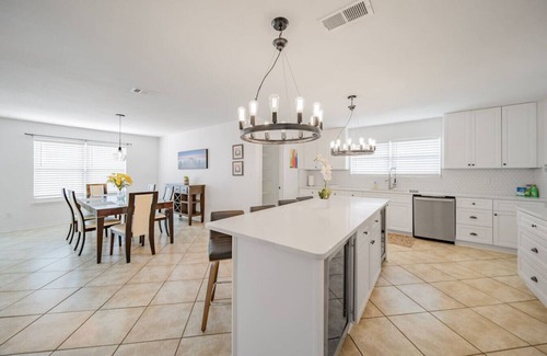 Ono Island House | Resort-like Getaway! 4BR/3BA - 10 Mins from Beach!