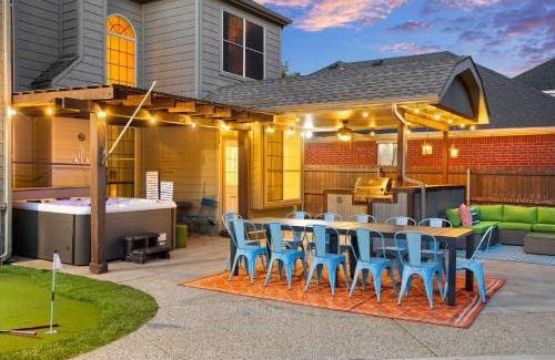 Lake Dallas House | Resort Style Backyard Pool Pickleball Court