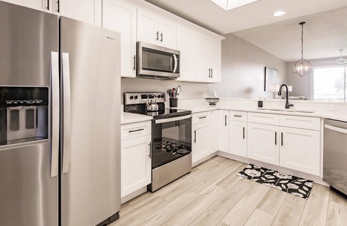Sarasota Condo | Resort Style Living in Private 2BR/2Bath Newly Remodeled End Unit with a Den