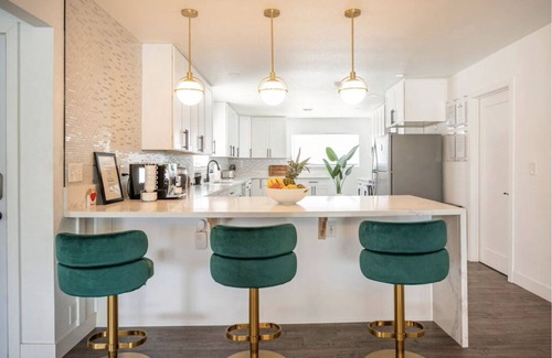 Las Vegas House | RESORT STYLE VILLA/POOL IN DOWNTOWN/MASTER CHEF KITCHEN/OFFICE