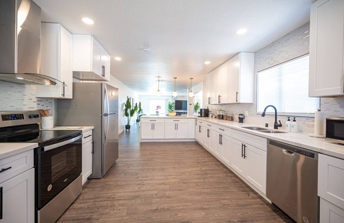 Las Vegas House | RESORT STYLE VILLA/POOL IN DOWNTOWN/MASTER CHEF KITCHEN/OFFICE
