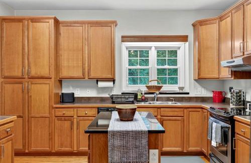 Luray House | Resplendent Cabin Haven near Shenandoah River in Virginia