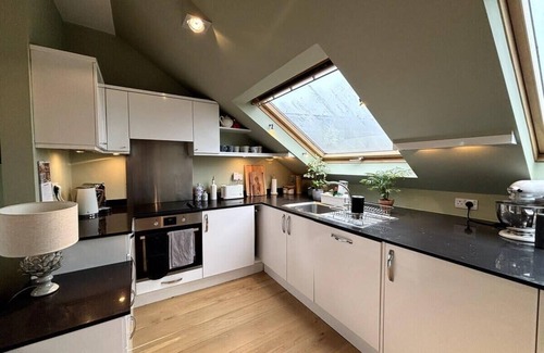 Richmond-upon-Thames Apartment | Resplendent Riverside Residence | 3 Bed | Fulham