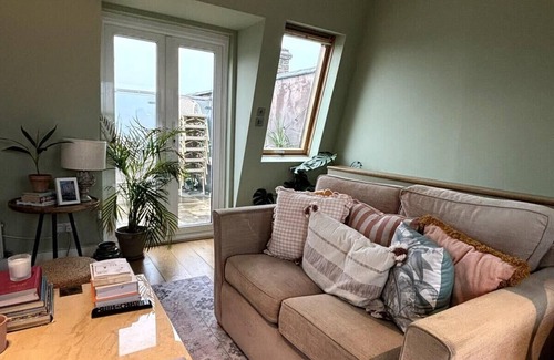 Richmond-upon-Thames Apartment | Resplendent Riverside Residence | 3 Bed | Fulham