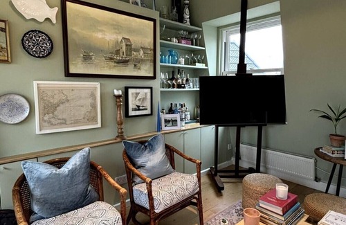 Richmond-upon-Thames Apartment | Resplendent Riverside Residence | 3 Bed | Fulham
