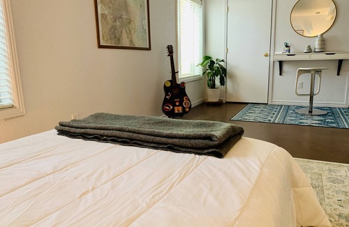 Bel Aire House | Rest & Recoup - Private Suite w/Gym & Sauna - A Mile to 70 West/East