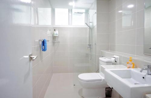 Downtown Kota Kinabalu Apartment | reSTARY - Travel, Sutera Avenue Infinity Pool - Imago Opposite - KK City- 2BR,6Pax 来沙旅 旅游主题公寓 - 无边际日落海景泳池 - Imago商场对面 - KK市中心 - 2房6人