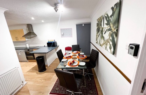 Central Milton Keynes House | Restful family house 5 minutes walk to Milton Keynes Mall
