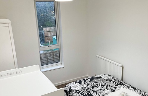 Central Milton Keynes House | Restful family house 5 minutes walk to Milton Keynes Mall