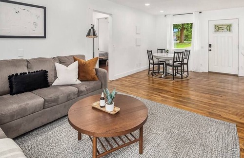 Victory Heights House | Restful Victory Heights Home | 15 min To Downtown | 10 min UW Medical Center