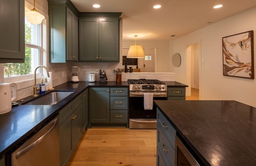 Tyler House | Restfull Bungalow by Azalea District