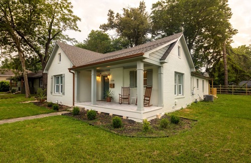 Tyler House | Restfull Bungalow by Azalea District