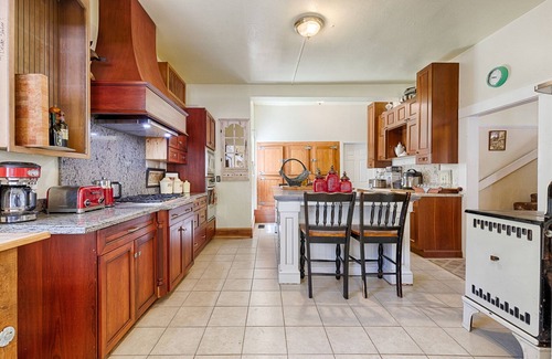 Cazadero Bed & Breakfast | Restored 1890's Historic Inn near coast and hiking!