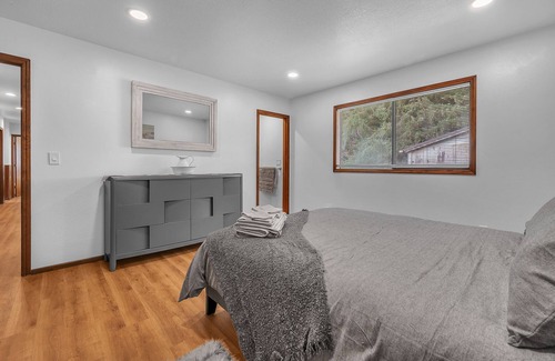 Cloverdale House | Retreat 101-Picturesque Scenery-Large Deck-Modern Amenities-Fireplace-13 Acres