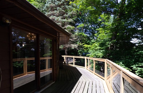Utterson Cottage | Retreat 360: A Mid-Century Modern Muskoka Escape with Lake Access