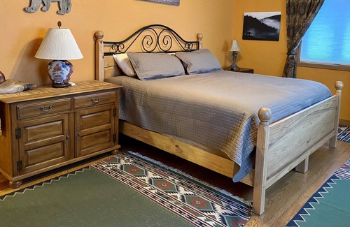 Gunnison House | Retreat at the Rocks! Quiet retreat near Hartman’s w/Hottub & 150” movie screen!
