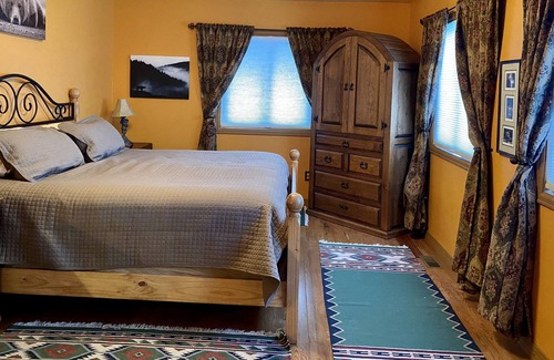 Gunnison House | Retreat at the Rocks! Quiet retreat near Hartman’s w/Hottub & 150” movie screen!