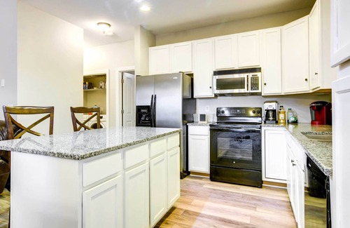 Southwest Raleigh House | Retreat: Hot Tub, Massage chair, Nintendo, Pingpong with 1 acre backyard.