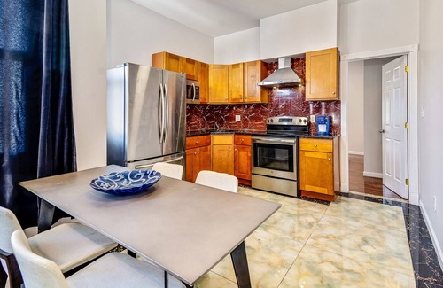Chinatown Apartment | Retreat in a stylish 2BD apartment in the heart of the City
