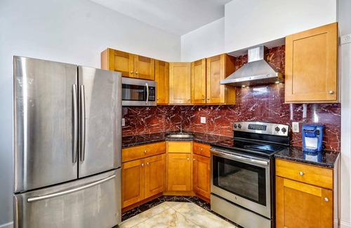 Chinatown Apartment | Retreat in a Stylish 2BD Apartment in the Heart of the City