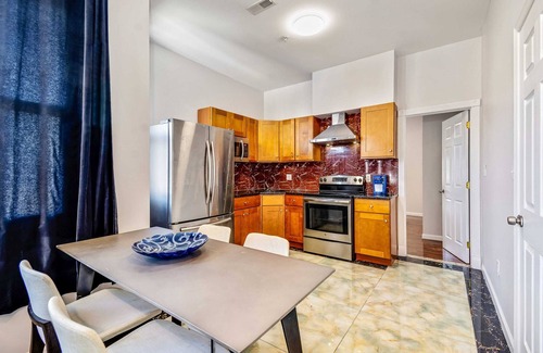 Chinatown Apartment | Retreat in a Stylish 2BD Apartment in the Heart of the City