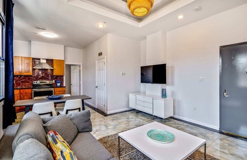 Chinatown Apartment | Retreat in a Stylish 2BD Apartment in the Heart of the City