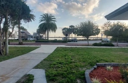 Tavares House | Retreat Overlooking Lake Dora!