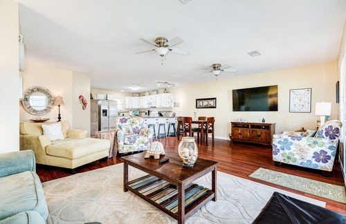 Crystal Beach House | Retreat | Steps to Beach | Group Ready | Sleeps 8