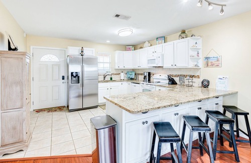 Crystal Beach House | Retreat | Steps to Beach | Group Ready | Sleeps 8