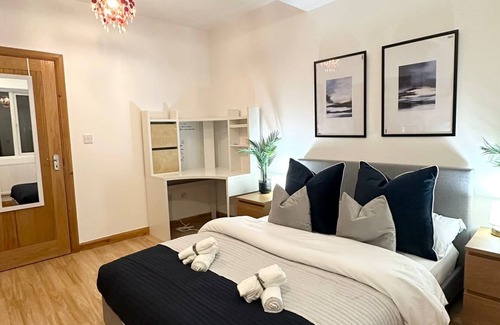 East Acton House | Retreat to a Stylish Ensuite in London