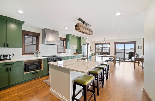 St. Louis County House | Retreat to Island Time a Waterfront home on Park Point
