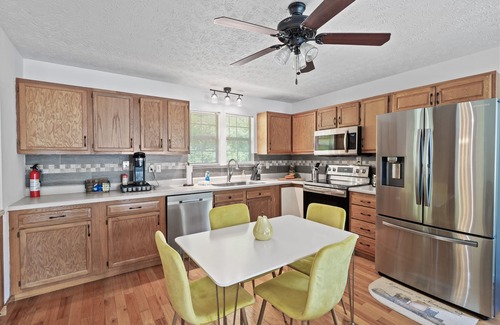 Eatonton House | Retreat to the Lake: Vintage Appeal, Hi-Speed Fiber Optic Wi-Fi and a Pool Table