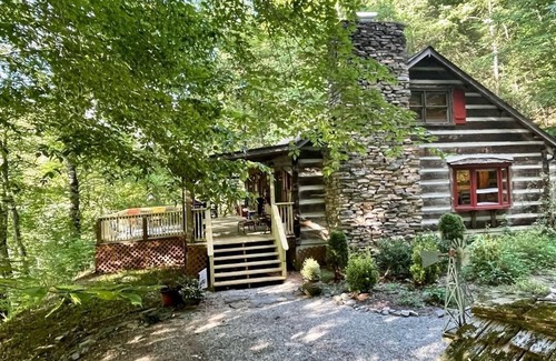 Hays Cabin | Retreat to this Hidden Cabin in the Yadkin Valley