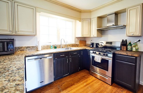 Warwick House | Retreat with Hot Tub, 10 Min to Skiing, Fireplace and Firepit!