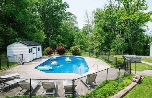 Warwick House | Retreat with Hot Tub, 10 Min to Skiing, Fireplace and Firepit!