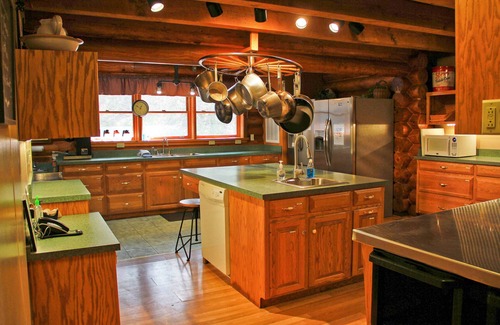 Townsend Cabin | Retreats/Reunions Love Elk Lodge-10 bedrooms/WIFI/Stunning Mtn Views/Shared Pool