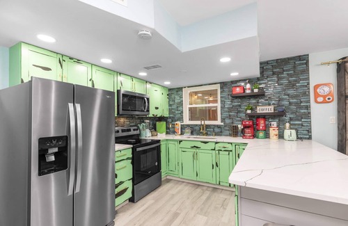 Wright House | Retro Arcade Room: Pets, Games & Grill Near Beach