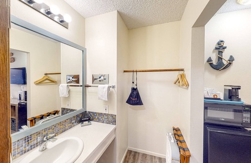 Bandon House | Retro beach room near downtown with fast WiFI - walk to shops & eateries