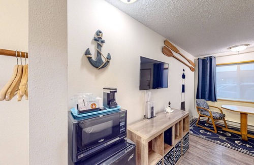Bandon House | Retro beach room near downtown with fast WiFI - walk to shops & eateries