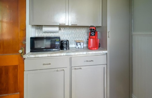 Woodland Heights House | Retro Bungalow A Block to Tennis Courts & Park