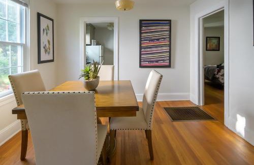 Woodland Heights House | Retro Bungalow A Block to Tennis Courts & Park