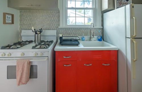 Woodland Heights House | Retro Bungalow A Block to Tennis Courts & Park