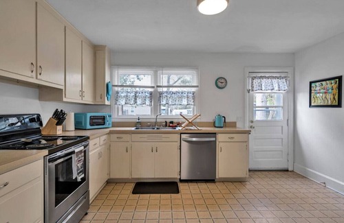 Fort Walton Beach - Destin Cottage | Retro by the Bay Close to Beach Eglin PetFriendly