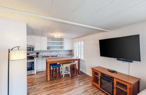 Bandon House | Retro-chic retreat near the beach with a fenced yard & deck, & washer/dryer