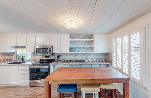 Bandon House | Retro-chic retreat near the beach with a fenced yard & deck, & washer/dryer